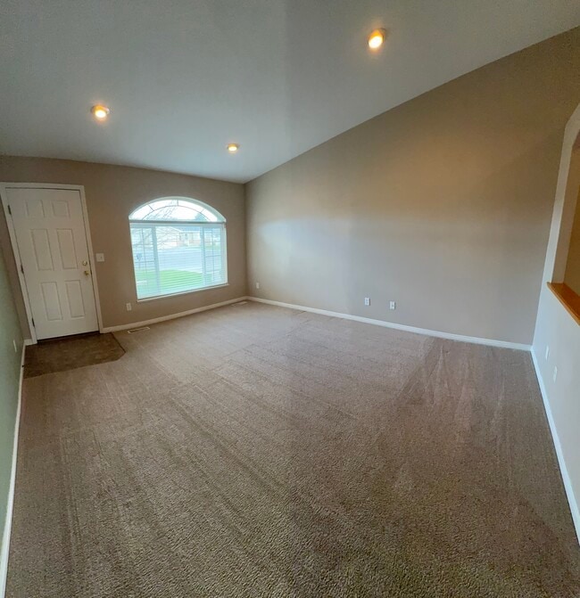 Building Photo - 2437 Brandon Dr