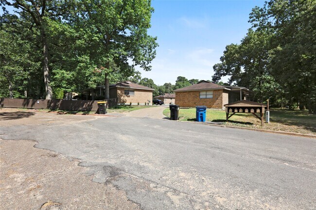 Building Photo - 8716 Club House Dr