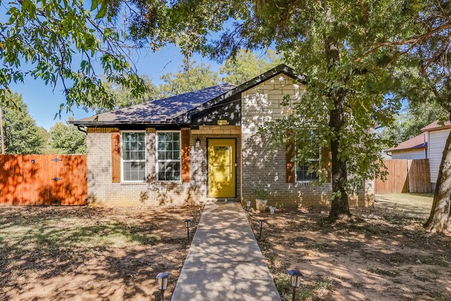 Primary Photo - Beautiful 3 Bedroom, 2 Bath Home in Cleburne