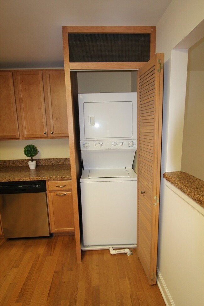 Building Photo - 300 Opatrny Dr