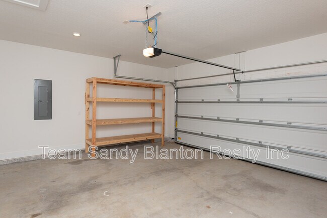 Building Photo - 874 Windhill Dr