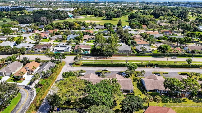 Building Photo - 708 Lago Rd