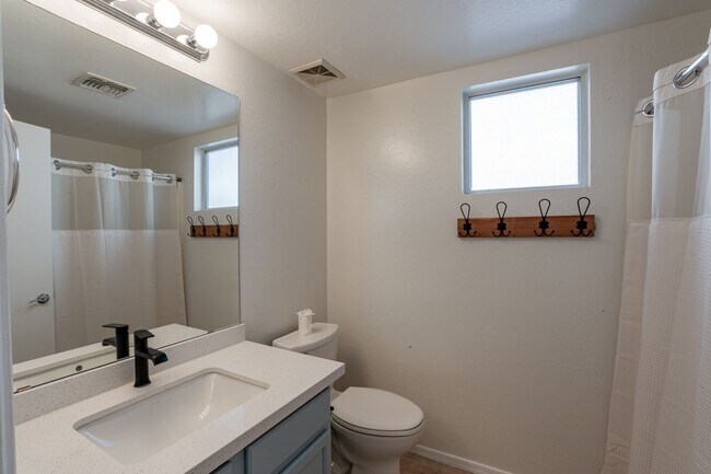 Building Photo - Beautiful 2 bedroom & 2 bath home in Desert Foothills Villas