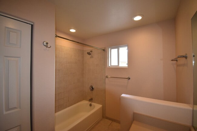 Building Photo - UNFURNISHED 3/2 PRIVATE HOME WITH OCEAN VIEW! AVAILABLE NOW!