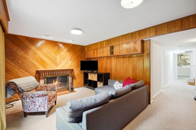 Building Photo - Spacious Split Level on Sundale Stone's Th...