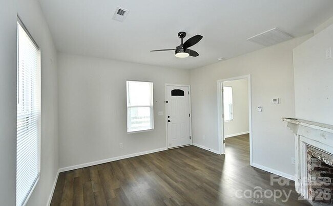 Building Photo - 746 Opal St