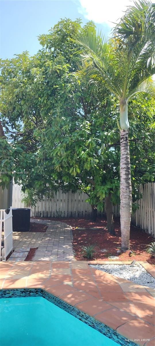 Building Photo - 659 Verona Pl