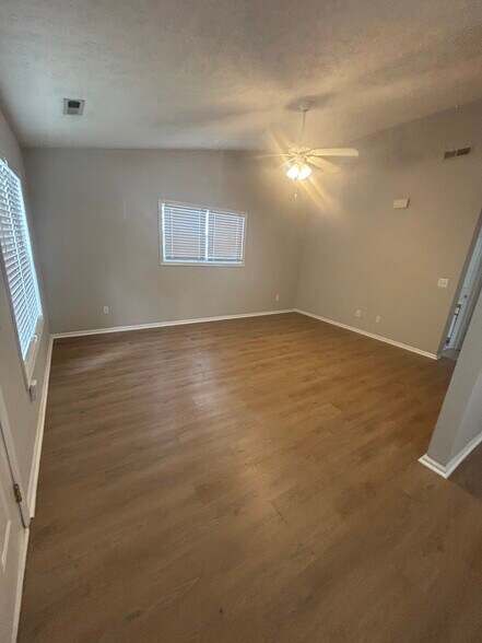 Open concept den - 4102 Winterberry Ct