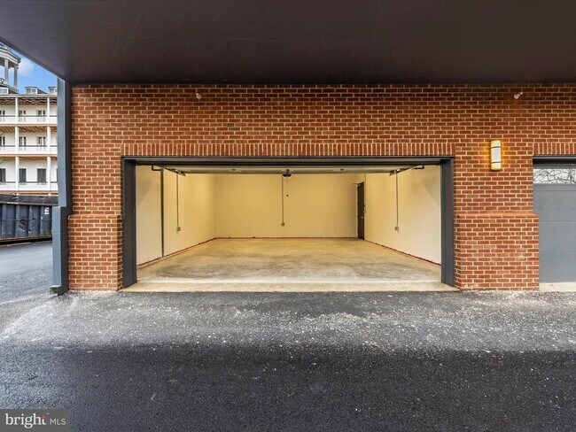 Building Photo - 210 E 2nd St