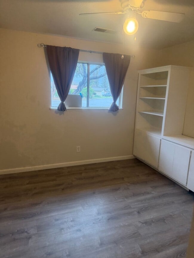 Building Photo - Great 3 bedroom 2 bath home some utilities included