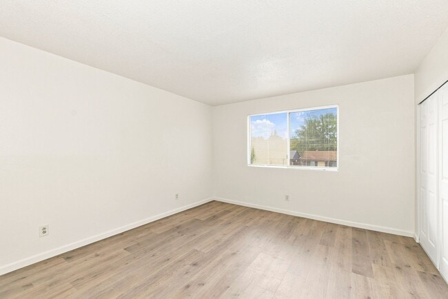 Building Photo - 831 Lightwood Ct