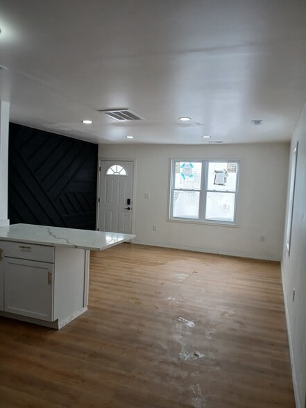 Building Photo - 2128 Vermont St