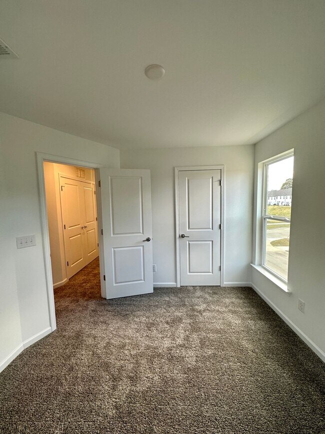 Building Photo - 2BR/3BA End Unit Townhome in Pringle Towns