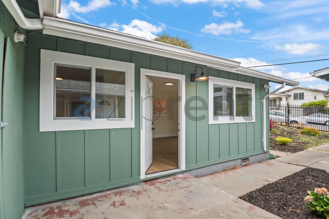 Building Photo - Unit