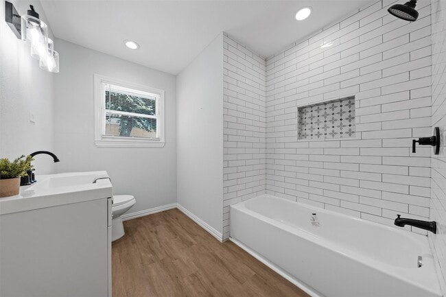 Building Photo - 2416 Lake Air Dr