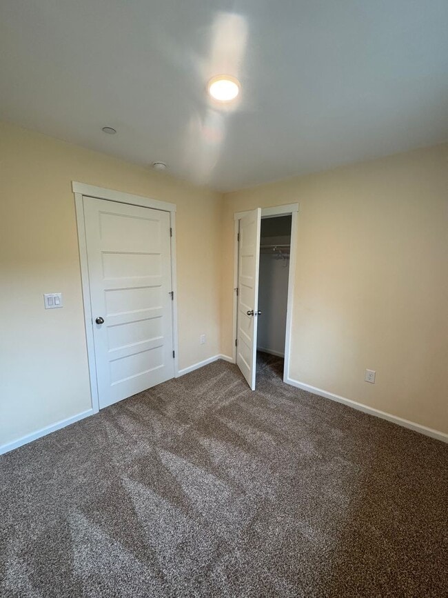 Building Photo - 2/1 HOME WITH BEAUTIFUL VIEWS