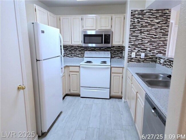 Building Photo - Well-Designed Silverado Ranch Condo | Spli...