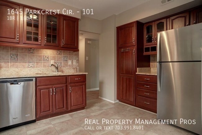 Building Photo - 1645 Parkcrest Cir
