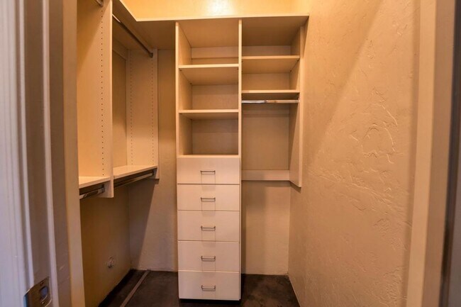 Building Photo - 2010 E 1st St