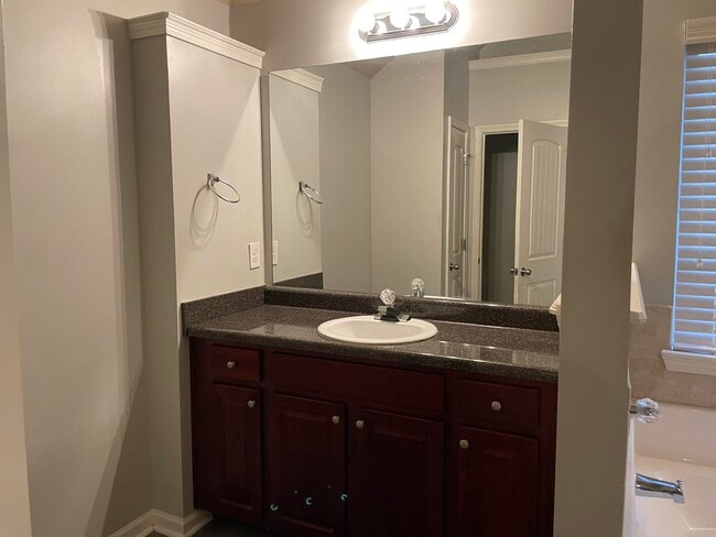 Building Photo - 527 Telegraph Dr