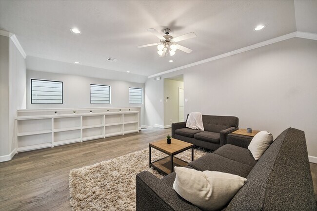 Building Photo - 1725 W 23rd St