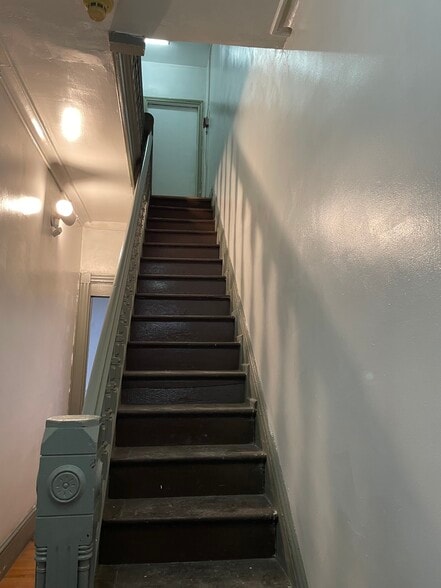 stair - 4439 Spruce St