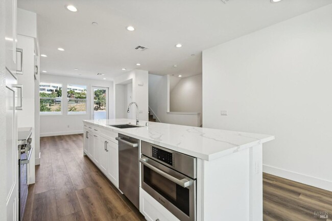 Building Photo - Modern Luxury Living in Fountaingrove: Stu...