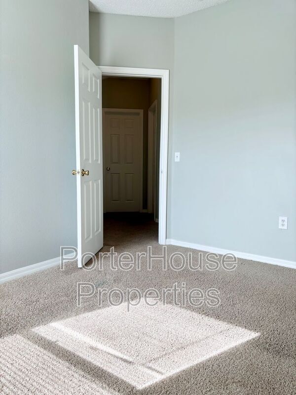 Building Photo - 530 Nicholson Dr