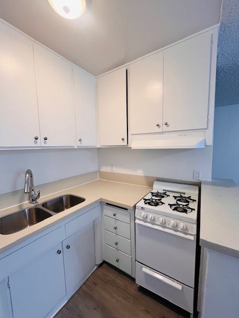 Building Photo - 1260 Beachwood Dr