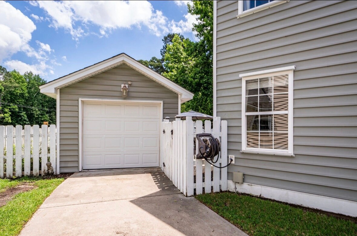 Building Photo - 1418 Whispering Oaks Trl