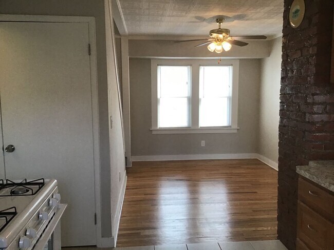 Building Photo - Single Family Home 3 beds 2 full bath Available Now!