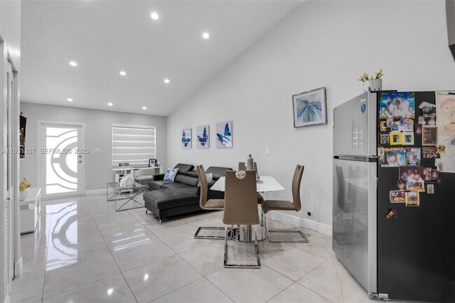 Building Photo - 2140 W 53rd St