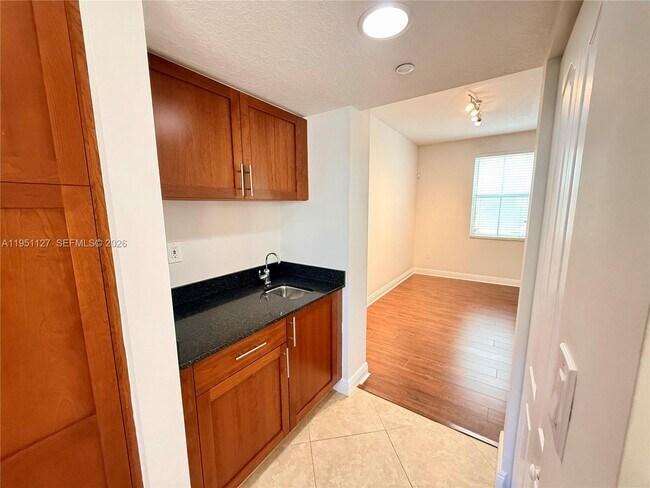 Building Photo - 312 SW 14th Ave