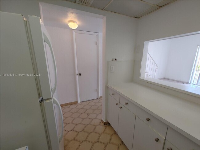 Building Photo - 1305 W 53rd St