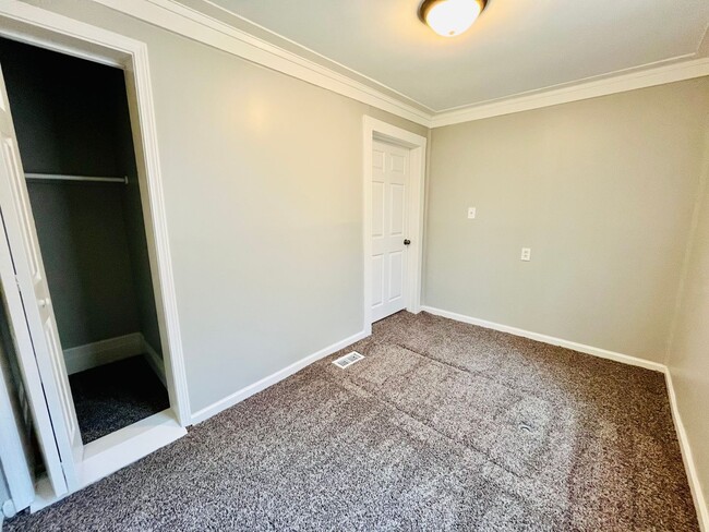 Building Photo - Updated three bedroom off Taylor Blvd!