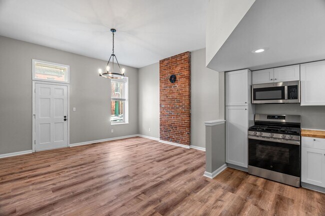 Building Photo - Fully Renovated 2BR in Historic Soulard | In-Unit Laundry | Off-Street Parking