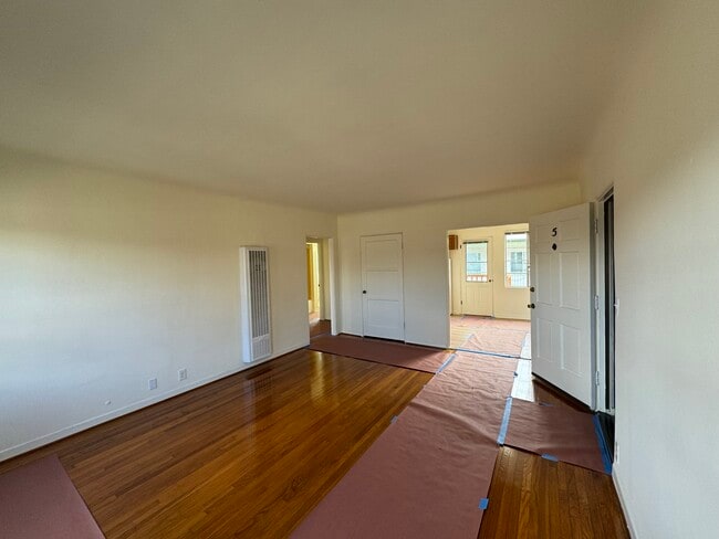 Living room - 562 N Mariposa Ave