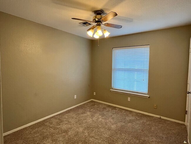 Building Photo - Spacious 3 bed 2 bath in Edmond!