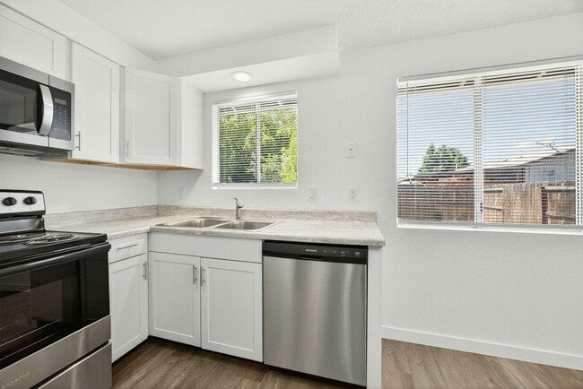 Building Photo - Modern 2-Bedroom Duplex with New Kitchen &...