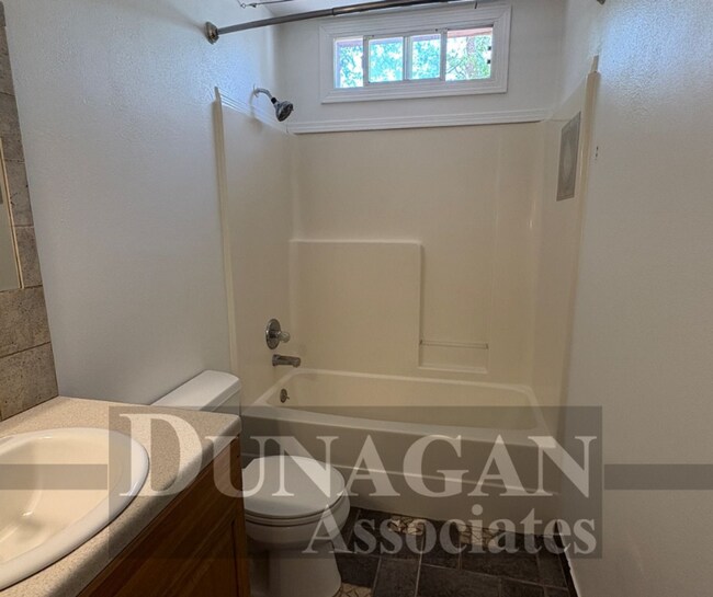Building Photo - 3 Bedroom - 1 Bath home