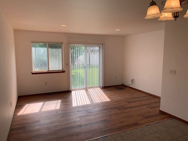 Building Photo - 1013 N Pierce Dr