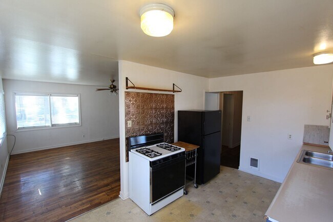 Building Photo - 1-Bedroom on Flagstaff’s Eastside | Single-Level Living