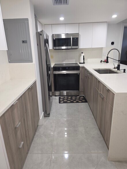 Building Photo - 6446 Miami Lakes Dr