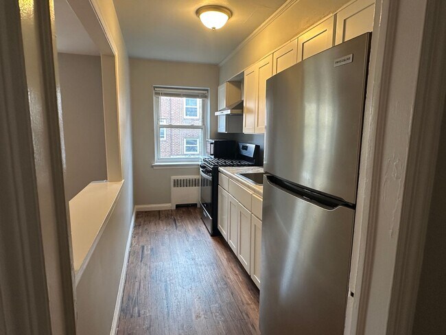 Building Photo - One bed- East Lansdowne