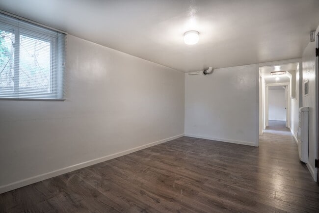 Building Photo - Spacious 1 bedroom BASEMENT /Garden Level home in the heart of University! LEASING SPECIAL INFO B...