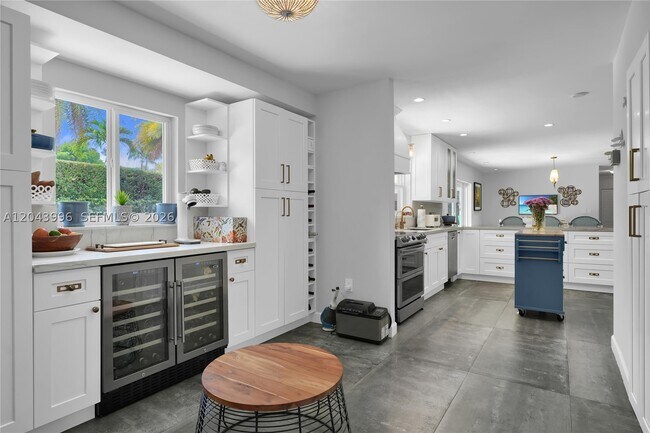 Building Photo - 5721 SW 59th Pl