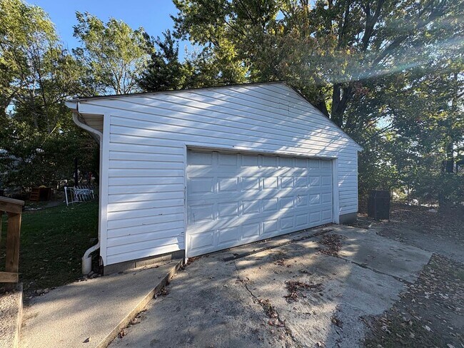 Building Photo - Three bedroom one bathroom home for rent