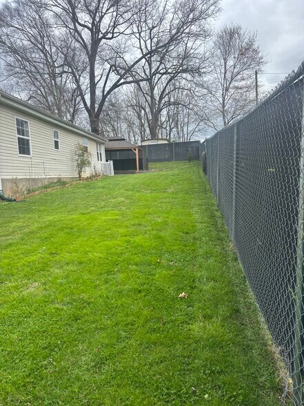 Enclosed/ fenced yard - 528 France Ln