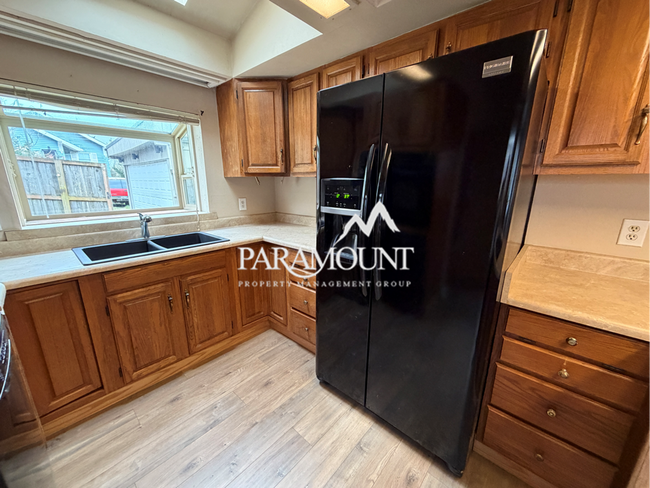 Building Photo - 3 Bedroom with Detached Garage and Office!