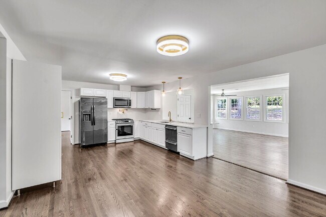 Building Photo - Beautiful 5 Bedroom 3 Bathroom Retreat with Fenced Backyard $2,200/mo rent